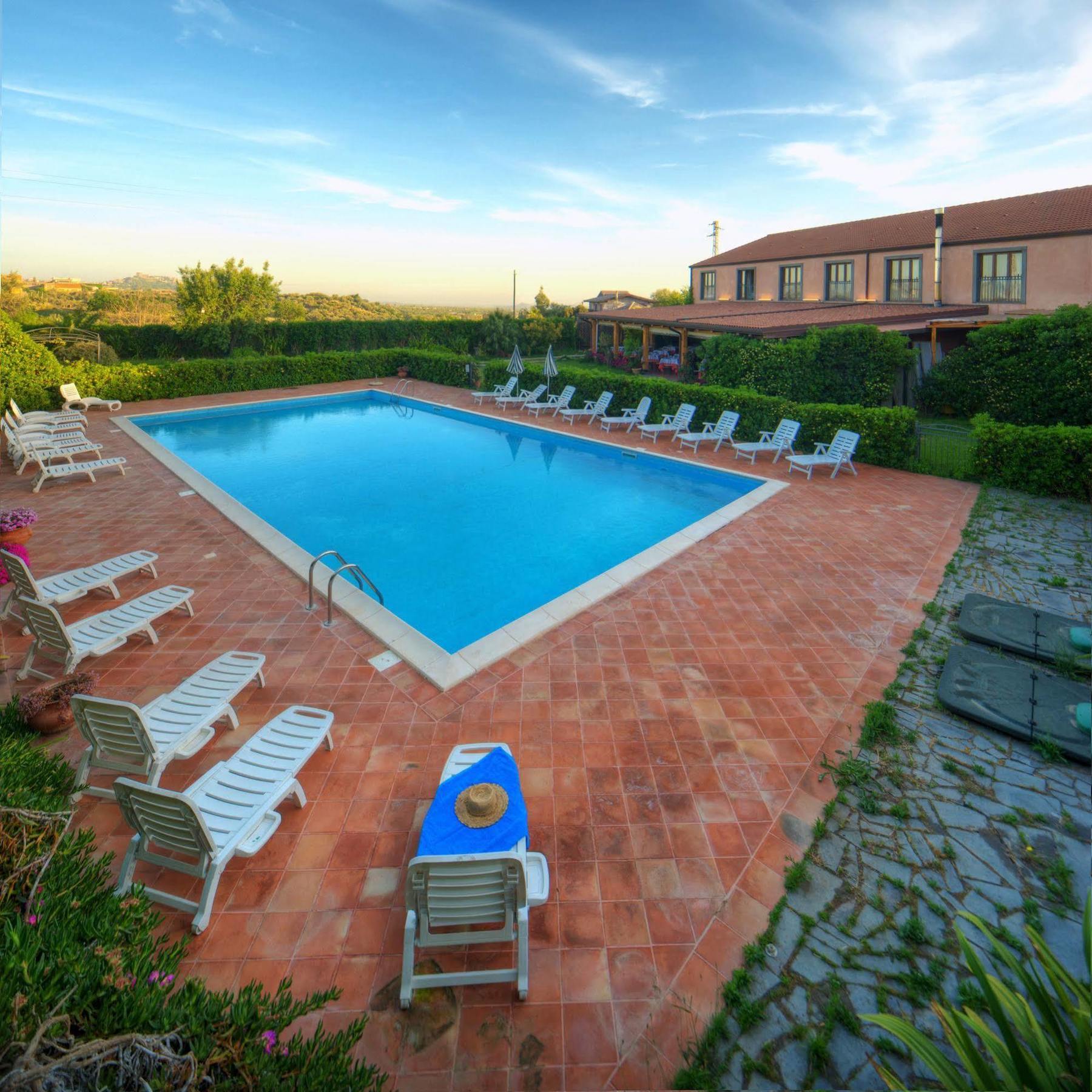 Agriturismo Biologico Corte Aragonese Санта-Мария-ди-Ликодия Экстерьер фото