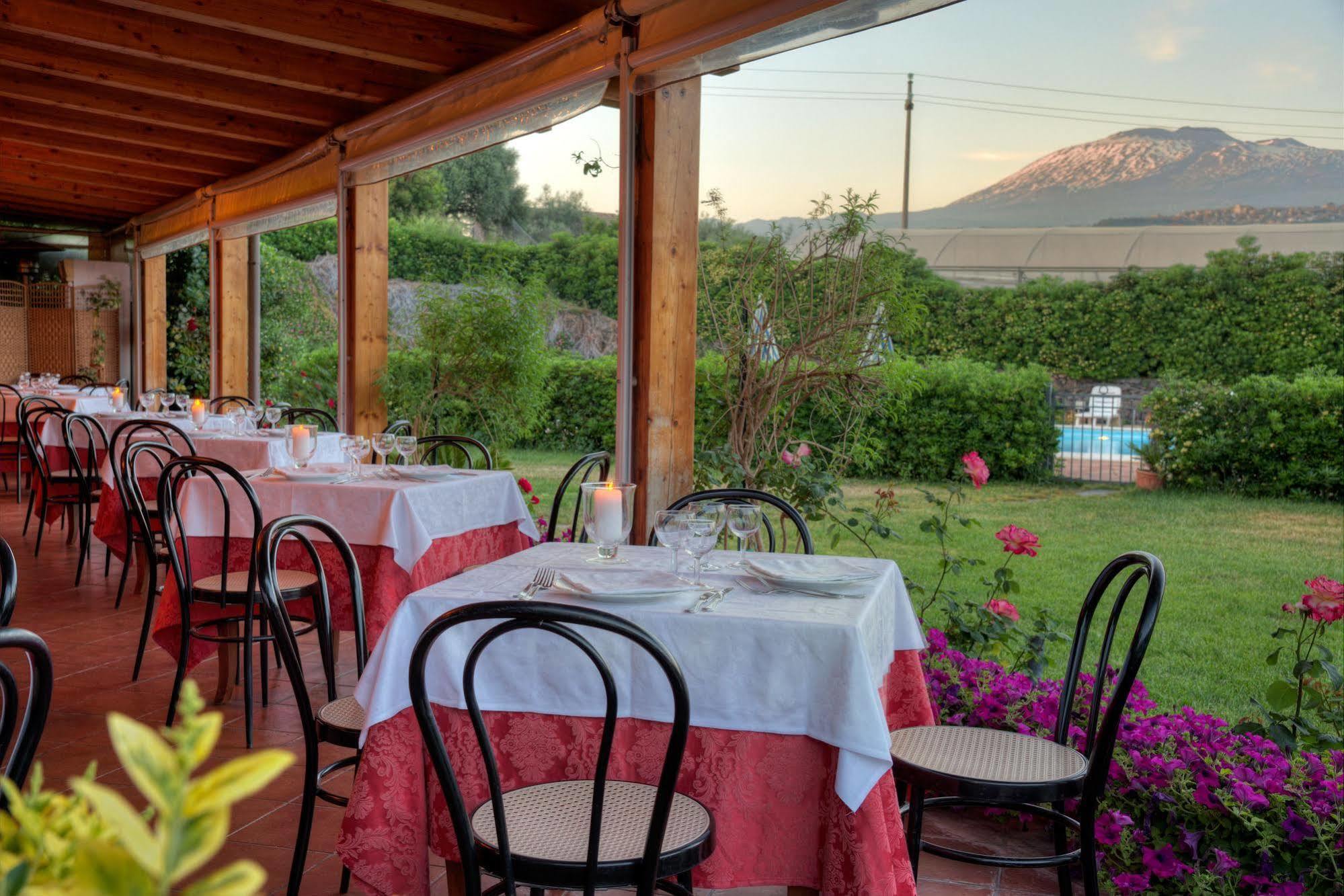 Agriturismo Biologico Corte Aragonese Санта-Мария-ди-Ликодия Экстерьер фото