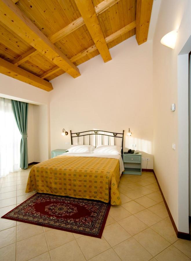 Agriturismo Biologico Corte Aragonese Санта-Мария-ди-Ликодия Экстерьер фото