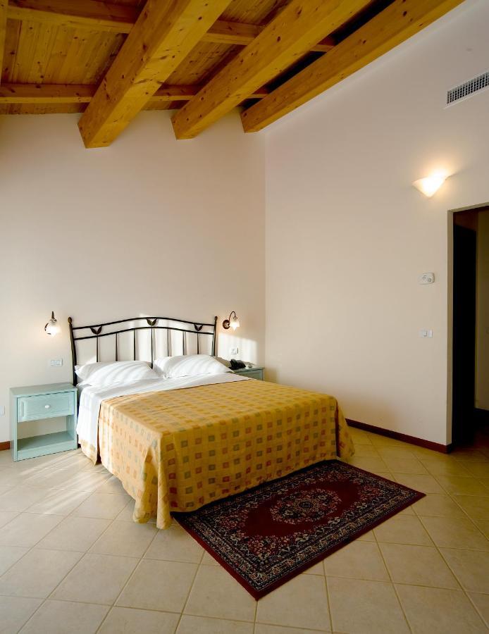 Agriturismo Biologico Corte Aragonese Санта-Мария-ди-Ликодия Номер фото